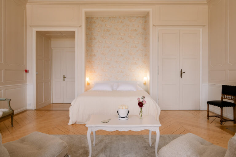 Photographe mariage Jura : chambre élégante du château