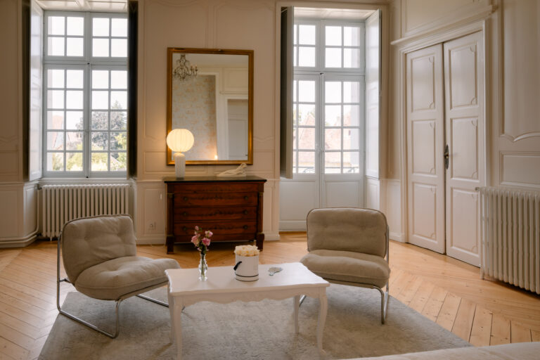 Photographe mariage Jura : chambre du château avec fauteuils et miroir ancien