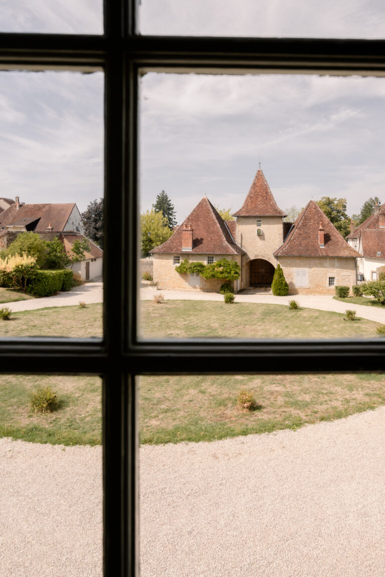 Photographe mariage Jura : vue sur le village depuis une fenêtre du château