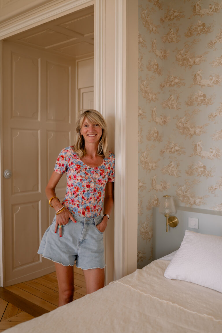 Photographe mariage Jura : jeune femme souriante dans une chambre du château