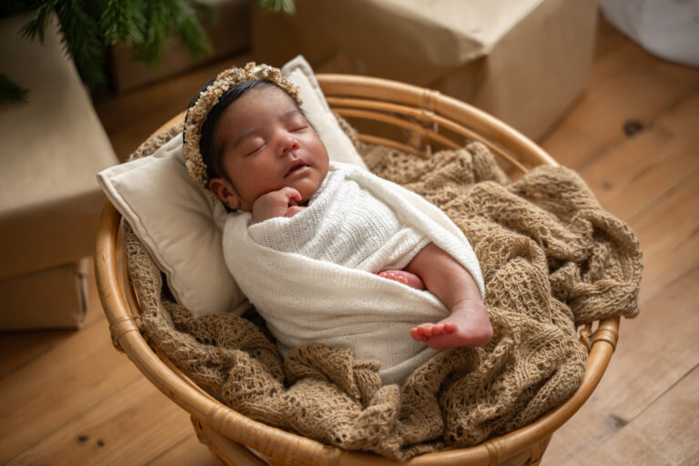 Photographe naissance Morez Jura – nouveau-né endormi dans un panier en osier
