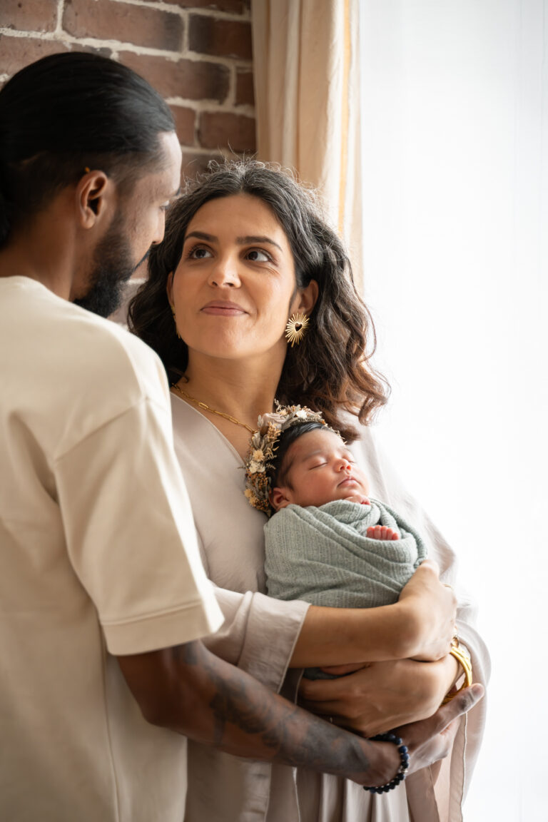 Photographe naissance Morez Jura – papa et maman avec leur bébé dans les bras