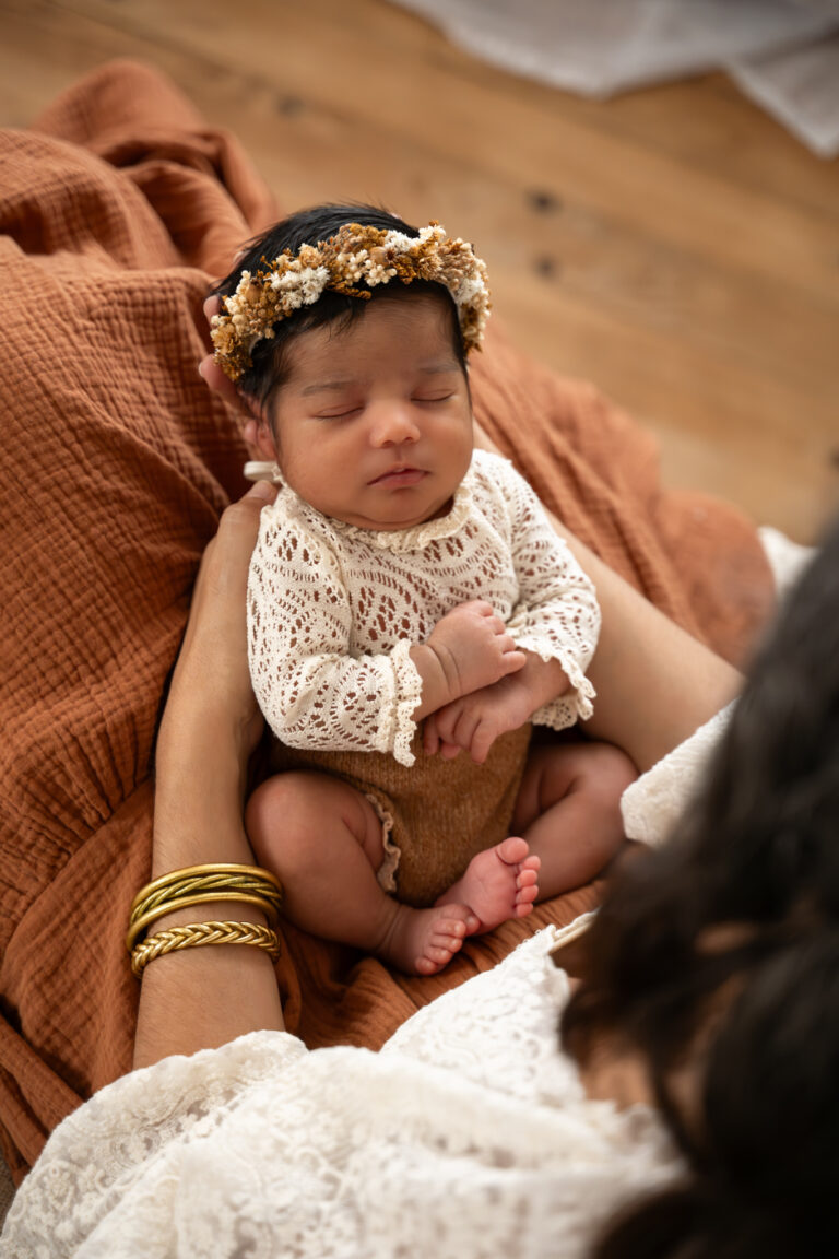 Photographe naissance Morez Jura – bébé couronne de fleurs dans les bras de sa maman