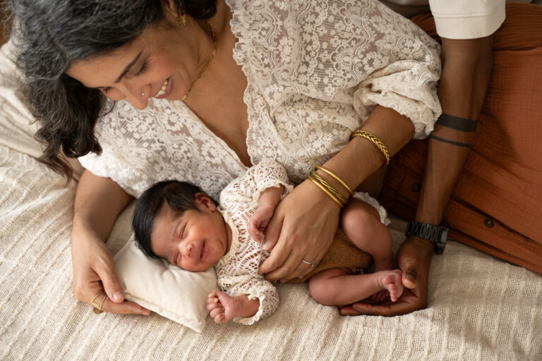 Photographe naissance Morez Jura – maman tendrement penchée sur son nouveau-né
