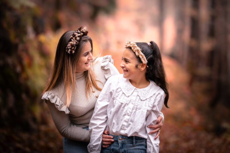 Séance photo famille dans le Haut-Jura : maman et sa fille complices en forêt d’automne