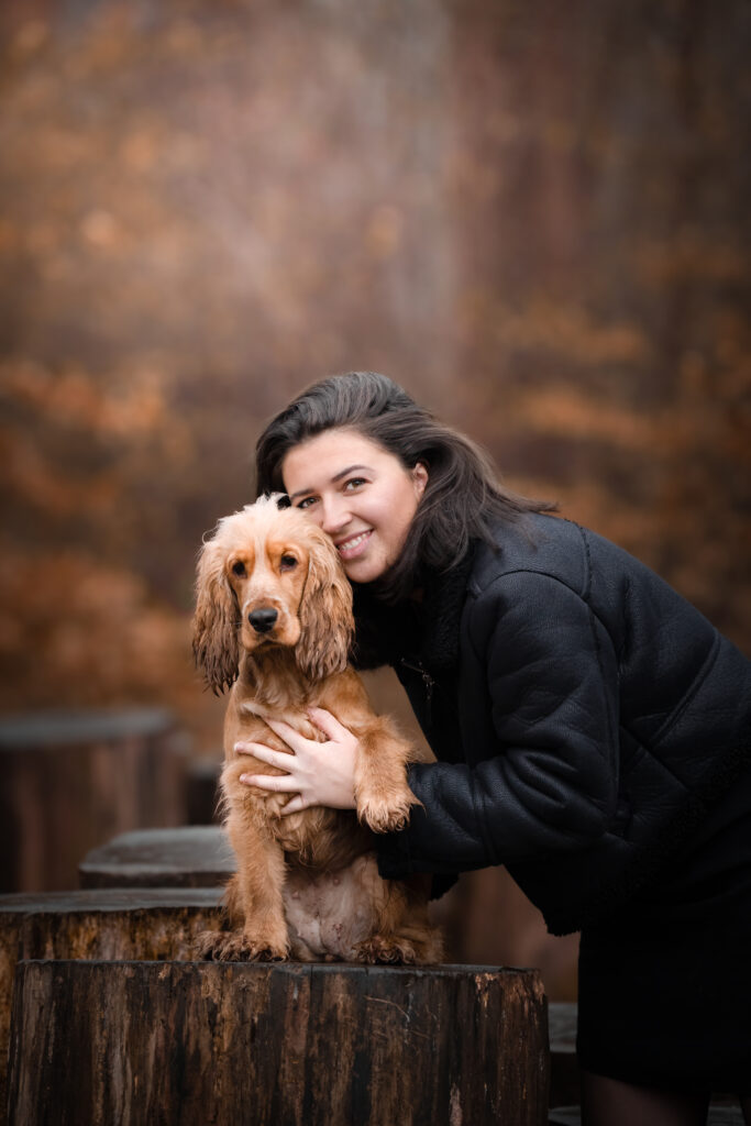 Photographe animaux chien Morez Jura Genève Lausanne Champagnole Lons-le-Saunier Besançon – femme serrant son cocker contre elle en forêt