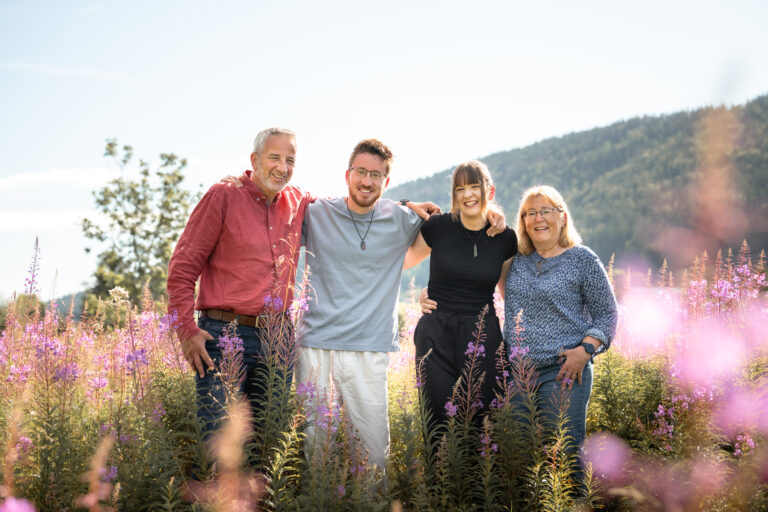 Séance photo famille dans le Haut-Jura : famille réunie au milieu des fleurs sauvages
