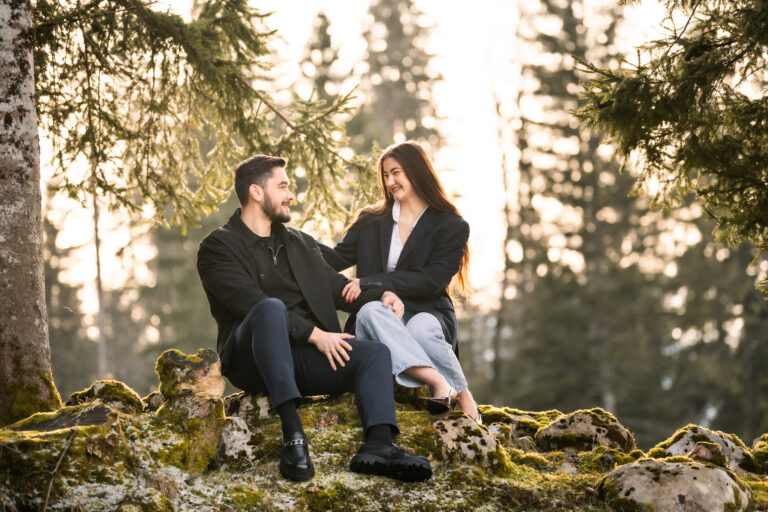 Photographe mariage couple Morez Jura Genève Lausanne Champagnole Lons-le-Saunier Besançon – couple assis sur un rocher moussu en forêt