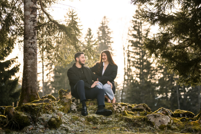 Photographe mariage couple Morez Jura Genève Lausanne Champagnole Lons-le-Saunier Besançon – couple assis sur un rocher sous les sapins