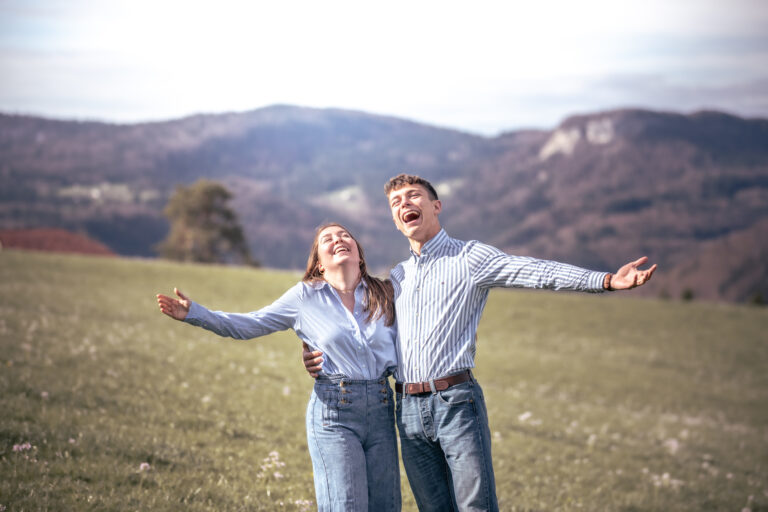 Photographe mariage couple Morez Jura Genève Lausanne Champagnole Lons-le-Saunier Besançon – couple les bras ouverts face aux montagnes