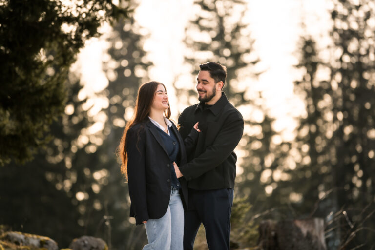 Photographe mariage couple Morez Jura Genève Lausanne Champagnole Lons-le-Saunier Besançon – couple main dans la main en forêt
