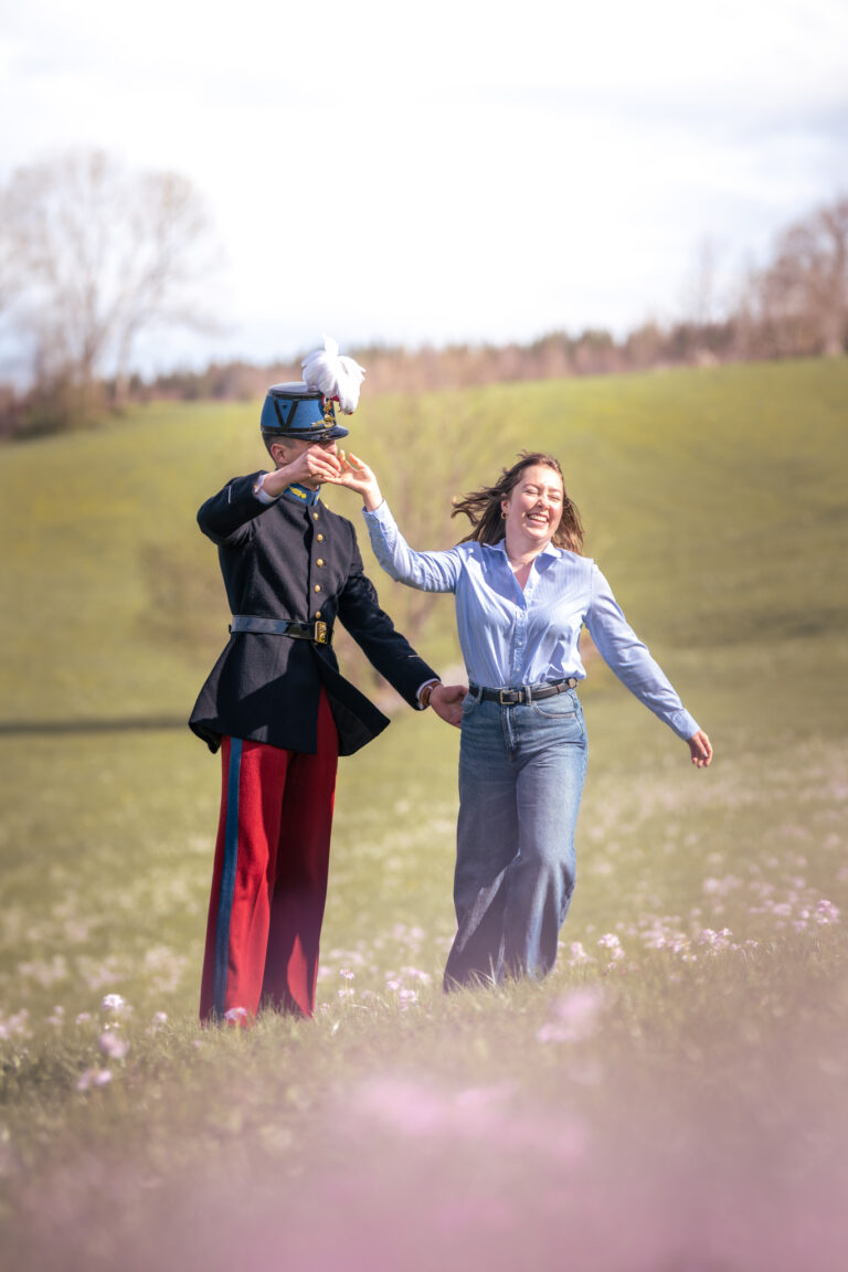 Photographe mariage couple Morez Jura Genève Lausanne Champagnole Lons-le-Saunier Besançon – couple dansant dans un pré, lui en uniforme