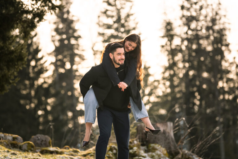 Photographe mariage couple Morez Jura Genève Lausanne Champagnole Lons-le-Saunier Besançon – homme portant sa compagne dans les bras en forêt