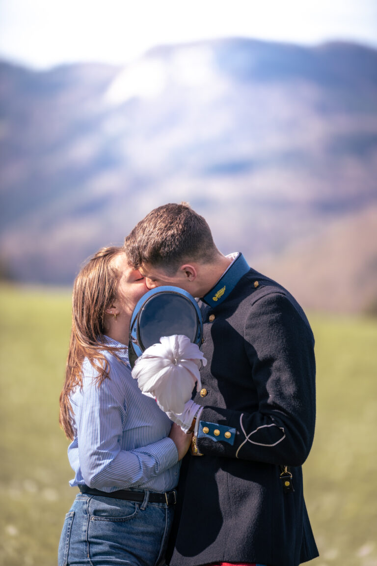 Photographe mariage couple Morez Jura Genève Lausanne Champagnole Lons-le-Saunier Besançon – couple enlacé face aux montagnes, lui en uniforme