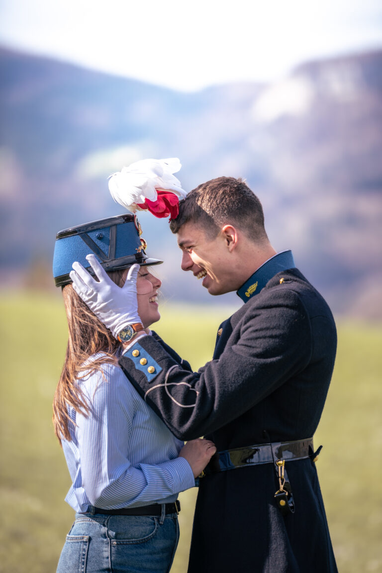 Photographe mariage couple Morez Jura Genève Lausanne Champagnole Lons-le-Saunier Besançon – couple complice, elle coiffée du chapeau d’uniforme de son compagnon