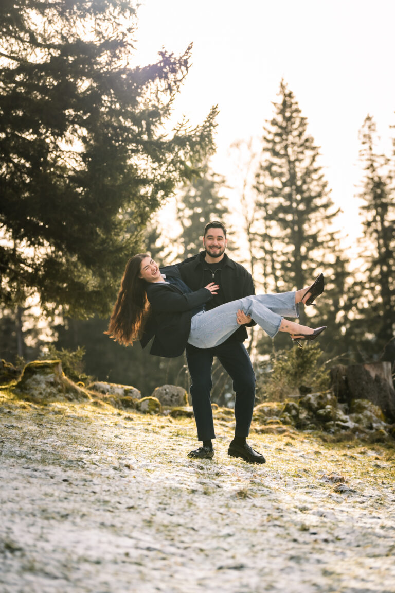 Photographe mariage couple Morez Jura Genève Lausanne Champagnole Lons-le-Saunier Besançon – homme portant sa compagne sur un sentier en forêt