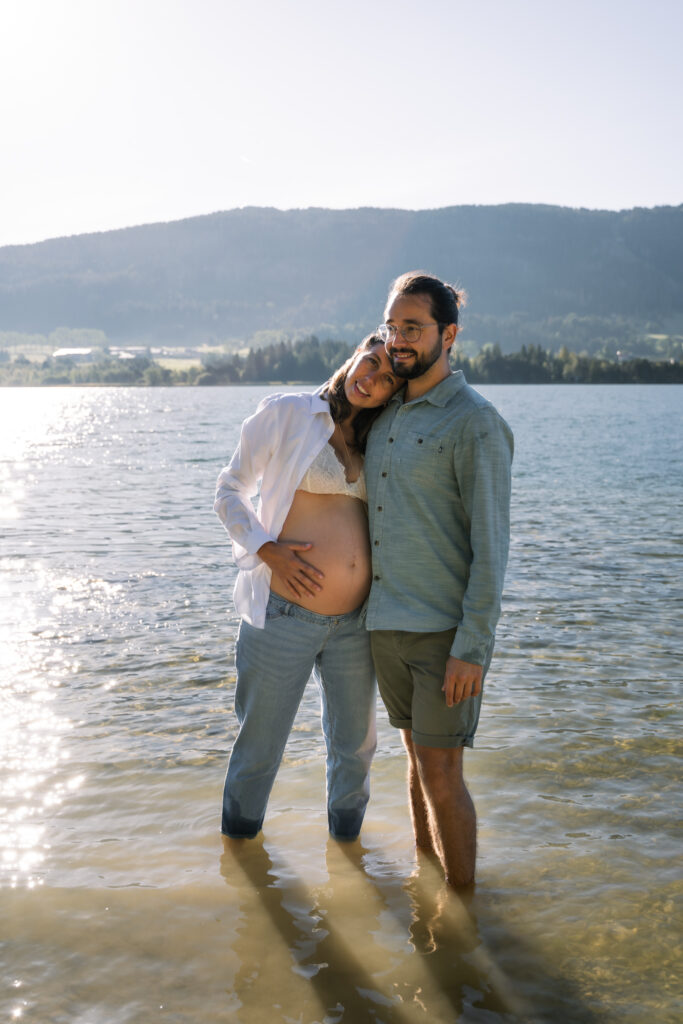 Photo grossesse au lac des Rousses – couple les pieds dans l'eau