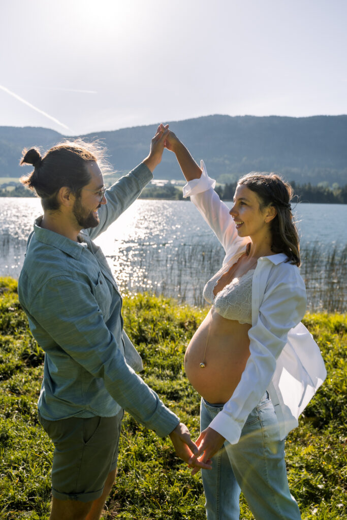 Photographe grossesse Jura – couple qui danse au bord du lac des Rousses