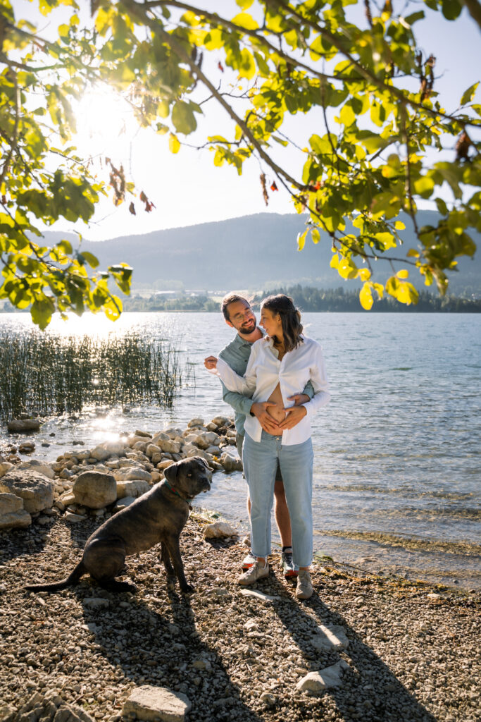 Photographe grossesse Jura – couple et son chien au lac des Rousses