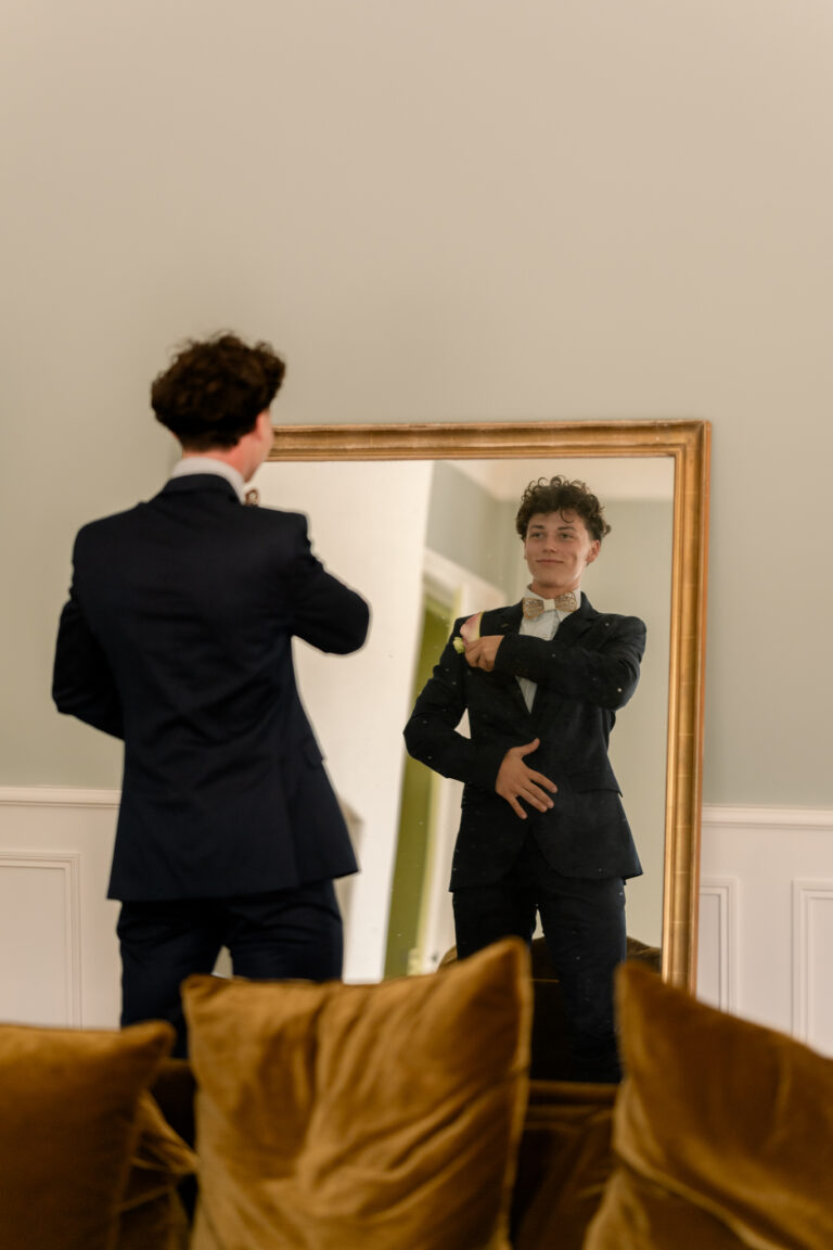 Photographe mariage Jura : marié et son reflet dans le miroir