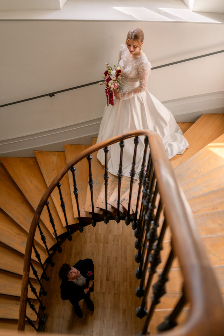 Photographe mariage Jura : mariée qui descend l’escalier du château
