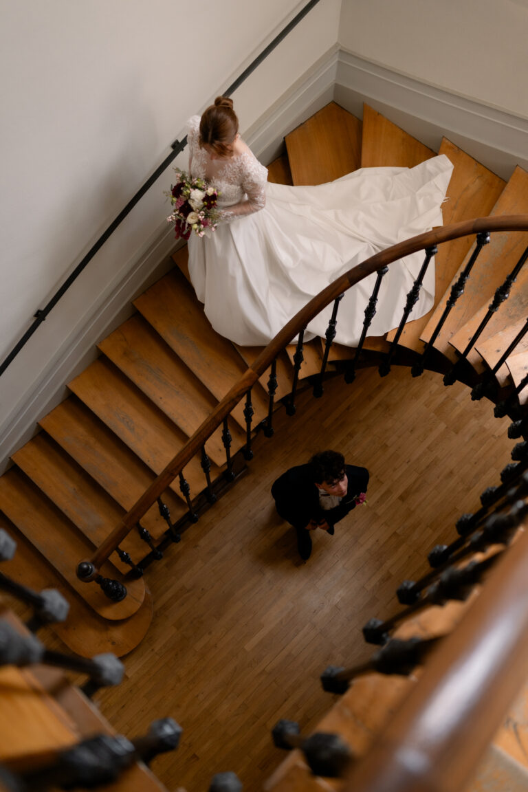 Photographe mariage Jura : mariée dans l’escalier du château, vue d’en haut