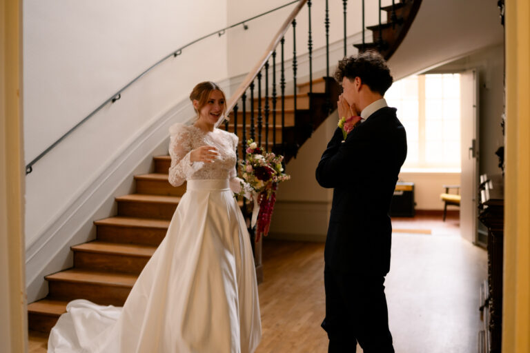 Photographe mariage Jura : marié ému qui découvre sa mariée