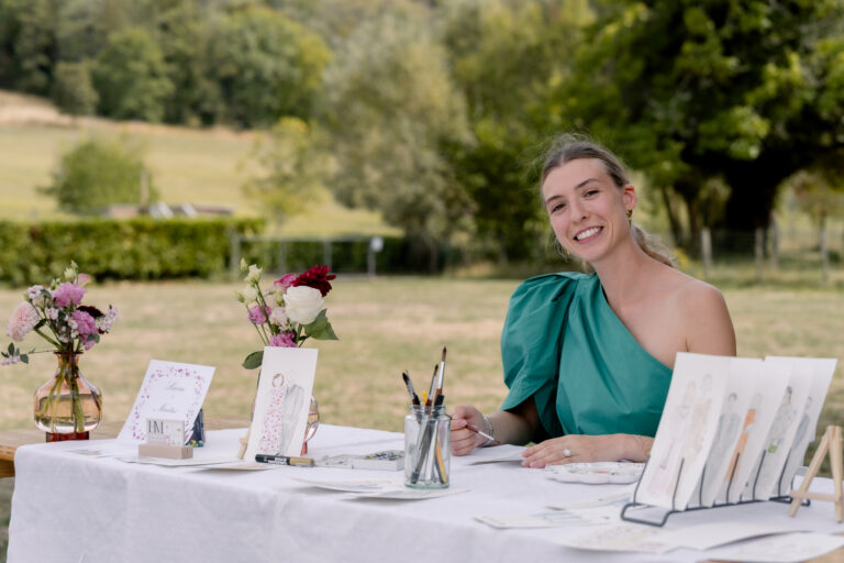 Photographe mariage Jura : aquarelliste souriante à son atelier