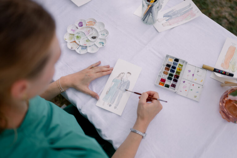 Photographe mariage Jura : portrait aquarelle des mariés en cours de création