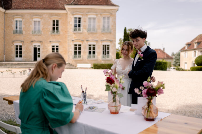 Photographe mariage Jura : aquarelliste qui peint les mariés en direct