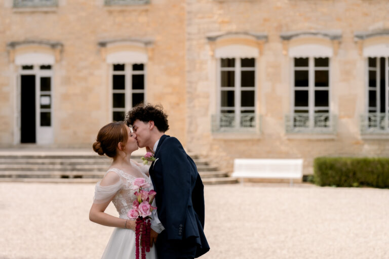 Photographe mariage Jura : mariés qui s’embrassent après le first look devant le château