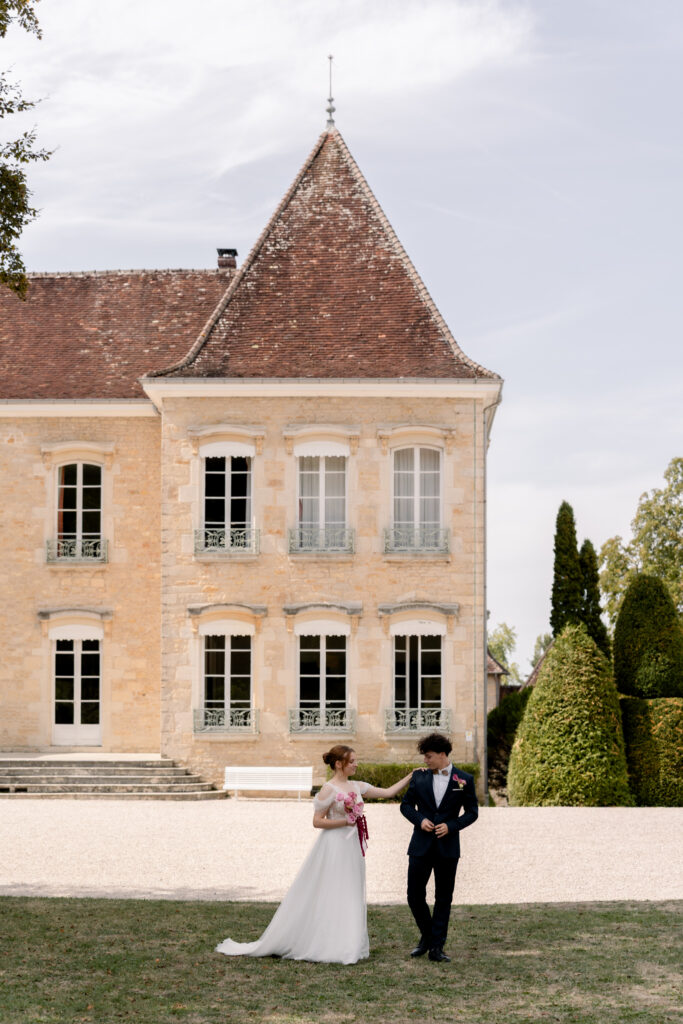 Photographe mariage Jura : mariés devant la façade du Château de Gevingey