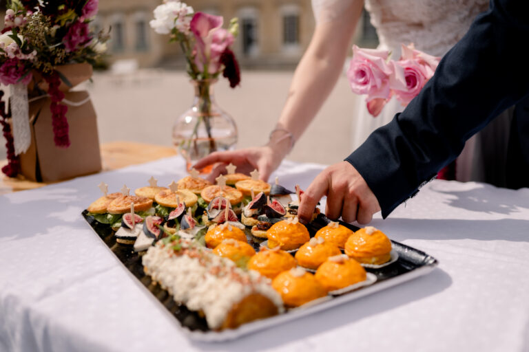 Photographe mariage Jura : plateau de bouchées salées sur la table du vin d’honneur