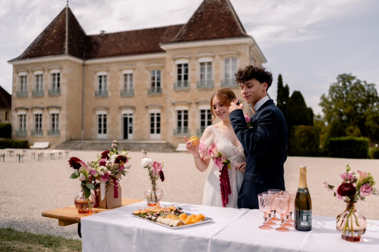 Photographe mariage Jura : mariés qui trinquent devant le château