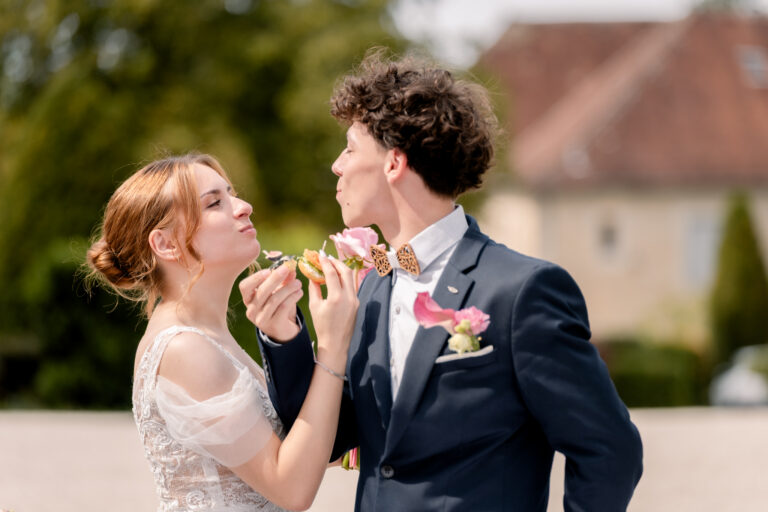 Photographe mariage Jura : mariée qui fait goûter une bouchée au marié