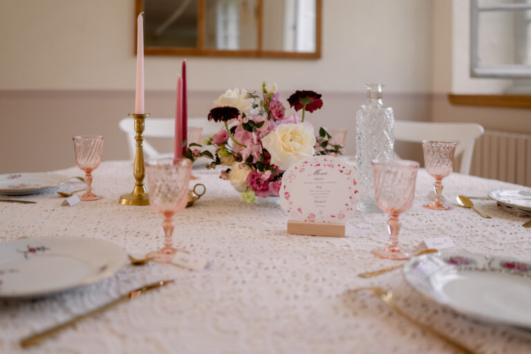 Photographe mariage Jura : table dressée avec verres roses et chandeliers
