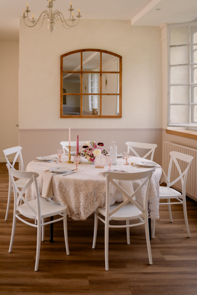 Photographe mariage Jura : salle de réception du château avec table ronde dressée