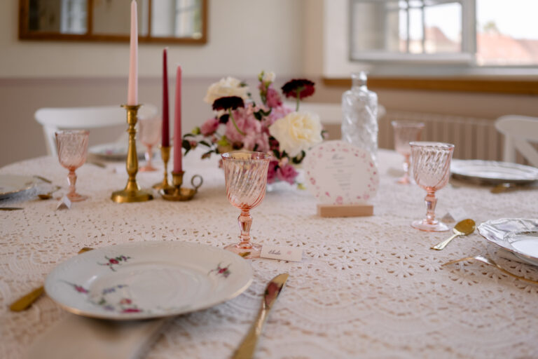 Photographe mariage Jura : assiette ancienne et verres roses sur la table