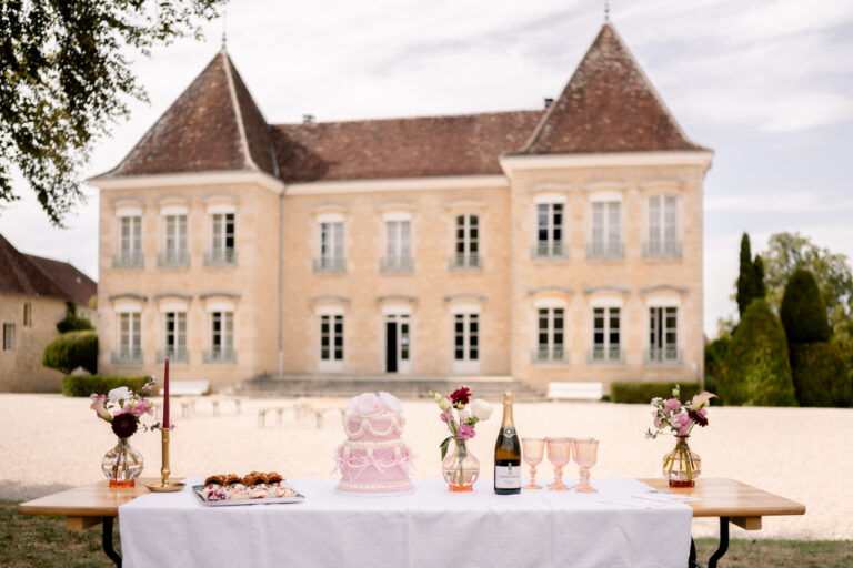 Photographe mariage Jura : buffet de desserts devant le Château de Gevingey