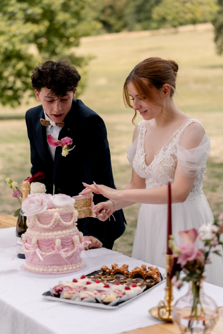 Photographe mariage Jura : mariés qui découvrent leur gâteau