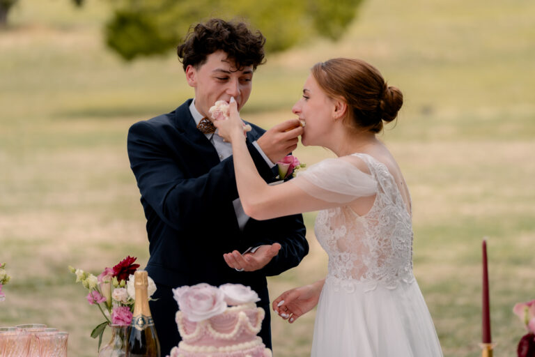 Photographe mariage Jura : mariés qui goûtent leur gâteau