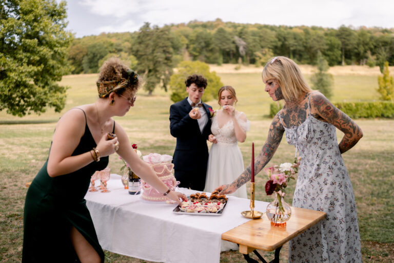 Photographe mariage Jura : mariés et prestataires autour du buffet de desserts