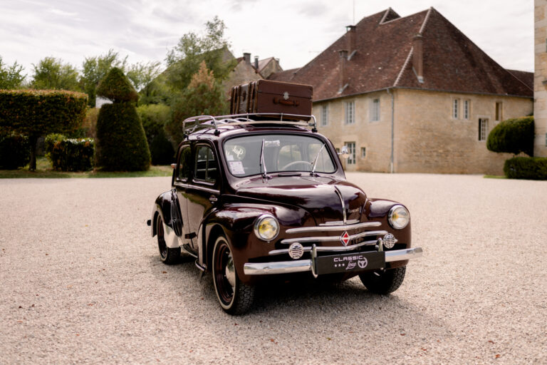 Photographe mariage Jura : voiture ancienne bordeaux devant le château