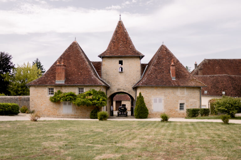 Photographe mariage Jura : le Château de Gevingey et ses tours vus depuis le parc