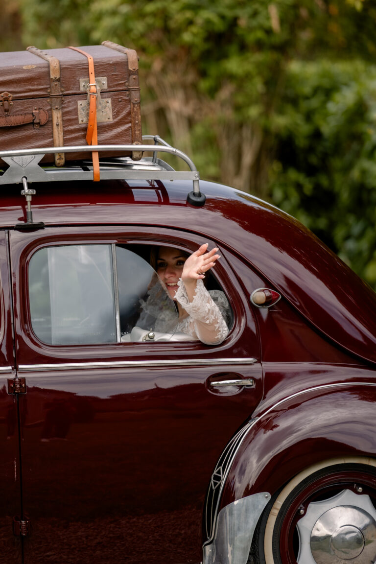 Photographe mariage Jura : marié à la fenêtre de la voiture ancienne