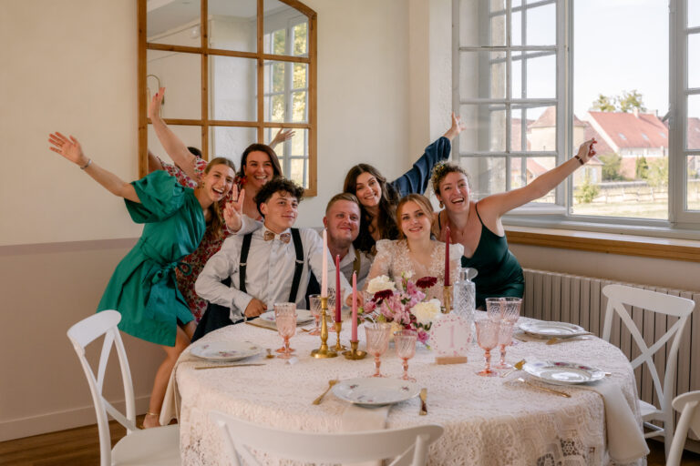 Photographe mariage Jura : l’équipe du workshop qui pose joyeusement autour de la table