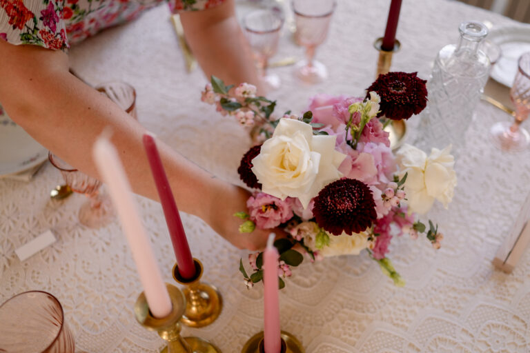 Photographe mariage Jura : fleuriste qui compose le centre de table