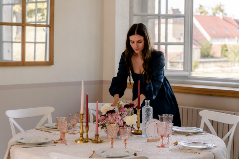Photographe mariage Jura : décoratrice qui dresse la table de réception