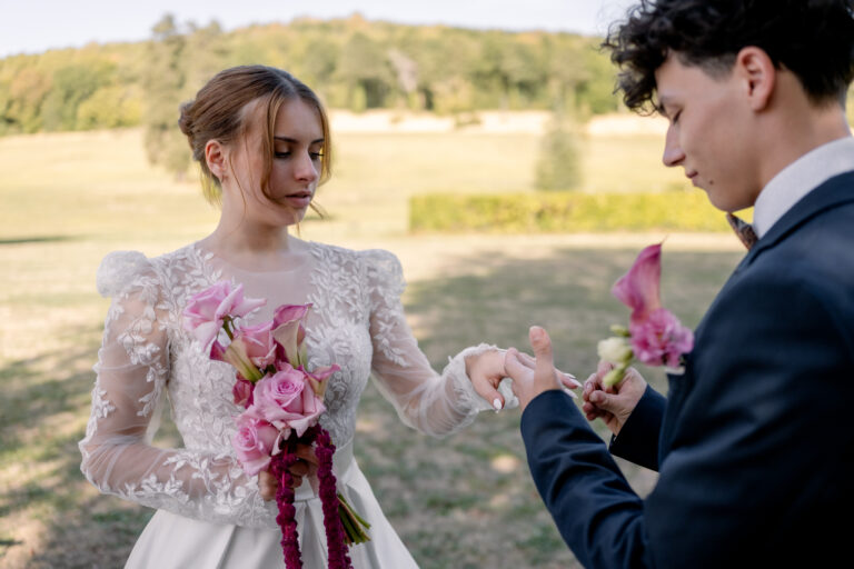 Photographe mariage Jura : mariés complices dans le parc du château