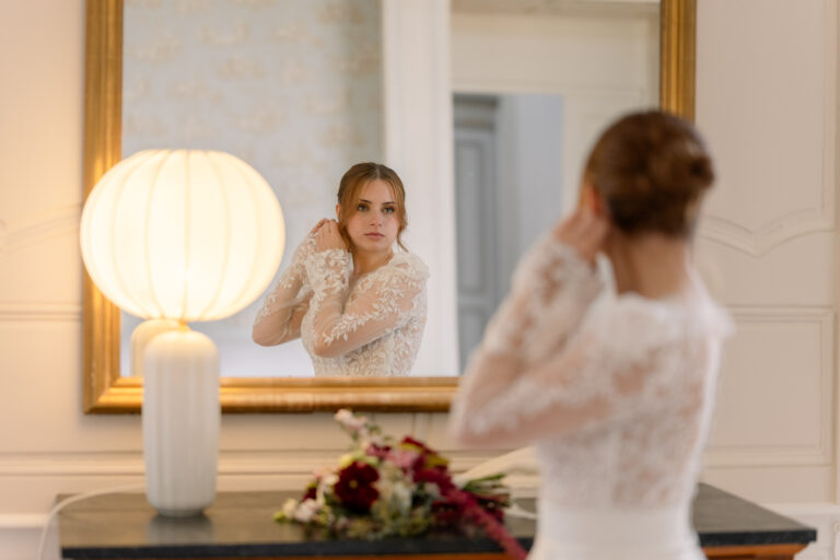 Photographe mariage Jura : mariée qui se regarde dans le miroir